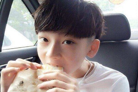 陆羽毛衣蓝孩出街 “茶系少年”如秋日暖意