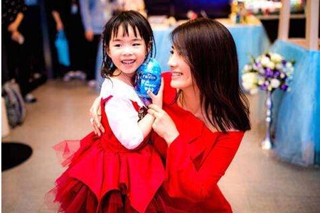 黄奕低调为女儿庆生,母女嘟嘴亲亲超幸福,却被网红抢镜头