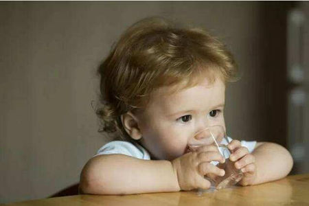 宝妈们不要再给孩子狂灌水了,会水中毒要有度