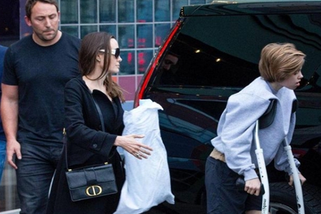 45岁女星朱莉面部松弛尽显老态，女儿希洛拐杖一脸倔强