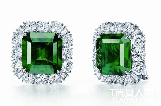 提升女王气质 显示超大宝石耳钉 