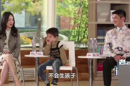 /></p><p> 关于被取外号这点嗯哼还说:我不喜欢这样,都跟他们说过了,可他们还这样叫我。可见肚脐眼外号,多少伤害了嗯哼的自尊心。显然,坐在一旁的辣妈霍思燕对儿子被取外号一事并不知情,这也是她第一次听到儿子说,从她的表情来看,此刻心里一定五味杂陈。</p><p> 为了抚平孩子受伤的心,霍思燕马上转移话题直问老公你小时候外号叫什么?没料老公也说肚脐眼,见状后网友们笑喷了,真不要太巧了,不过想来是杜江为了安慰儿子才故意说的。</p><img src=