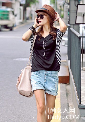 早秋时尚达人出街潮搭　有型又有范儿