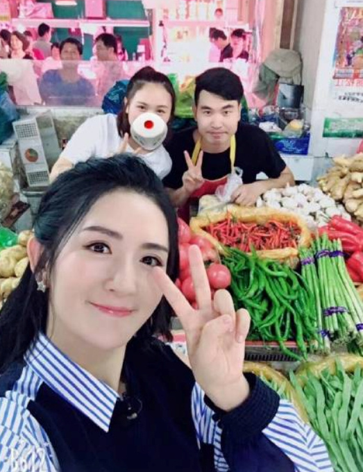 谢娜市场买菜被偶遇，人气爆棚
