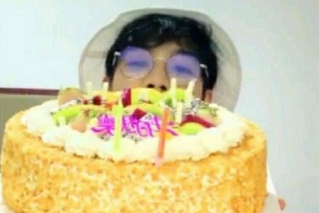 蓝追思郑繁星直播摔倒,生日蛋糕糊一脸十分可爱