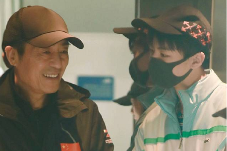 王俊凯机场偶遇张艺谋,两人交谈甚欢,小凯秒变小可爱