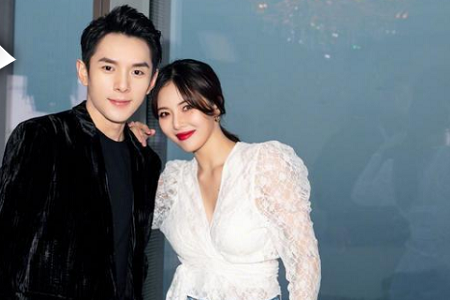 带货一哥李佳琪一姐泫雅罕见同框,泫雅蕾丝上衣尽显性感