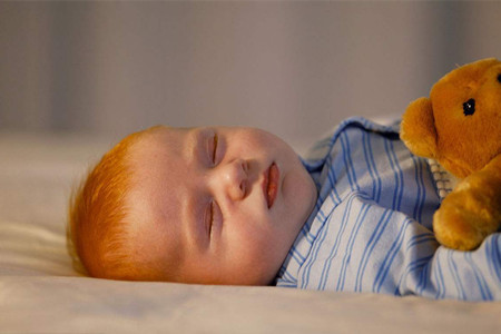 宝宝盖被子不老实,妈妈这样解决才有效