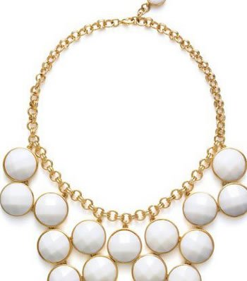 夸张的项链 尽显大家闺秀风范