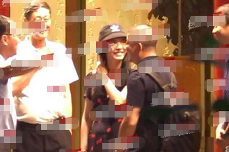 姚晨小腹隆起疑怀三胎,老公曹郁细心搀扶上车