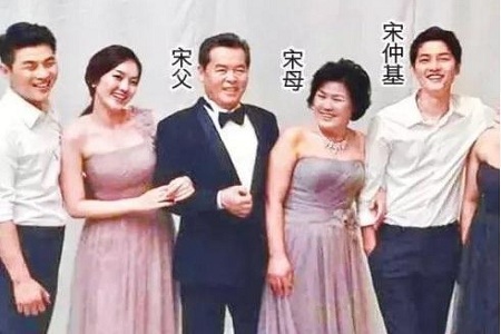 宋仲基宋慧乔离婚,宋爸竟崩溃失联,这是什么梗?