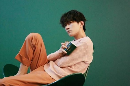 易烊千玺真人版哆啦A梦兜,网友调侃“你的熊大呢?”