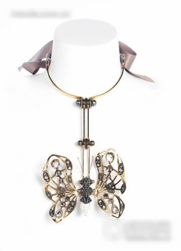 七款华美生灵珠宝展现活力丛林气息