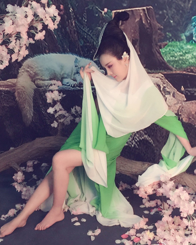 娱乐圈最烂十大女星之一干露露内裤被当众扯下