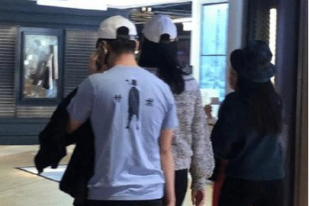 超模奚梦瑶产后首次现身,夫妻甜蜜合体何猷君秒变小跟班