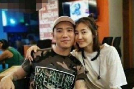 王丽坤牵手男友现身民政局领证结婚,二人多张亲密照曝光