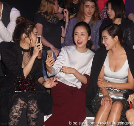 严宽老婆杜若溪深V装看秀