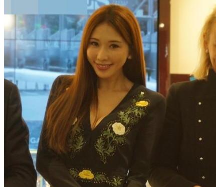 林志玲弯腰大秀事业线图