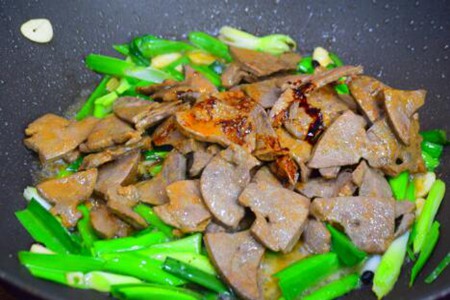 猪肝怎么炒好吃又嫩?青蒜苗炒猪肝家常做法