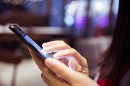 玩手机对眼睛有伤害吗？这三种行为伤害眼睛要避免