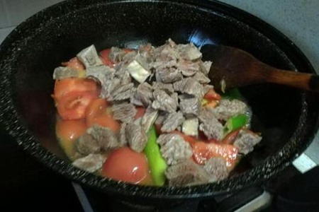 西红柿炖牛腩的做法，西红柿炖牛腩的做法家常做法窍门