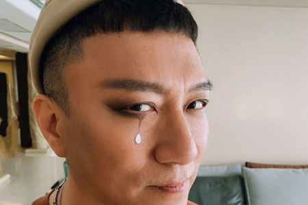 孙红雷包场室内吸烟引人热议,网络评价与王源截然不同