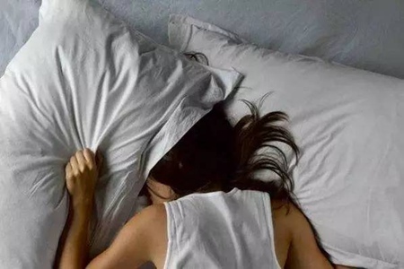 为什么睡觉时会有坠落感？睡觉有踩空的感觉是身体出现了3个问题