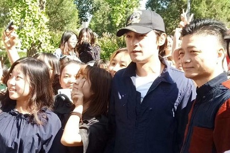 胡歌现身中国传媒与崔永元吃面,一身工装打扮十分接地气