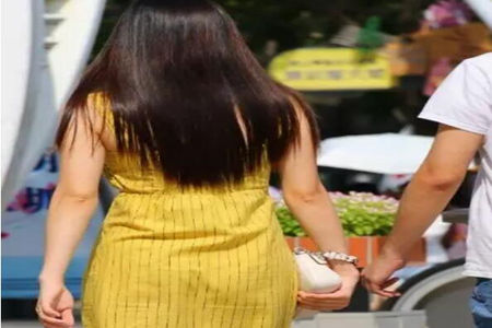 女生穿条纹连衣裙搭配高跟鞋，提升自己单纯少女心