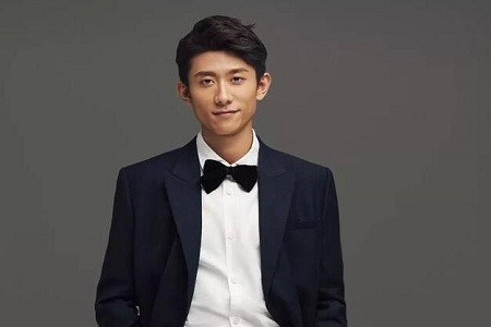 张一山版《鹿鼎记》造型,韦小宝光头袈裟帅气十足