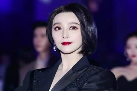 范冰冰强势复出高调登台领奖,短发造型又美又飒引热议