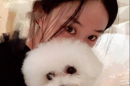 赵丽颖产后首晒照,肌肤嫩得出水,抱爱犬出镜素颜美炸天