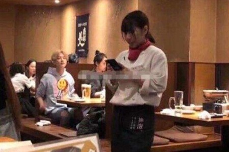 鹿晗关晓彤日本甜蜜约会 “一鹿彤行”难道她都不用上学吗