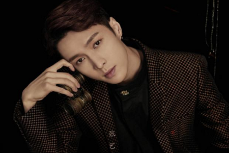 粉丝尖叫围观丧尸攻击?小绵羊张艺兴霸气回应被趴车窗