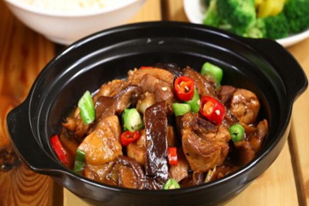 黄焖鸡的做法,这款黄焖鸡家常做法鸡肉鲜嫩多汁