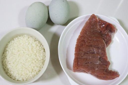 皮蛋瘦肉粥怎么做简单又好吃?这道家常做法鲜美浓郁暖心又暖胃