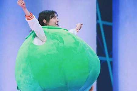 许巍洲一脚把郑爽踢成第一 老父亲沈腾大爷遛弯式救驾