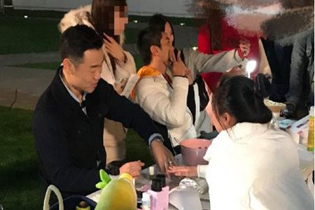 杜江路边摆地摊贴膜引人围观，凌潇肃售卖T恤遭众人嫌弃