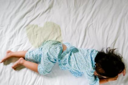 小孩尿床怎么办？这三个方法能有效的改善尿床