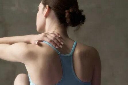 久坐肩颈疼痛怎么回事?这四个方法能帮您缓解肩颈疼