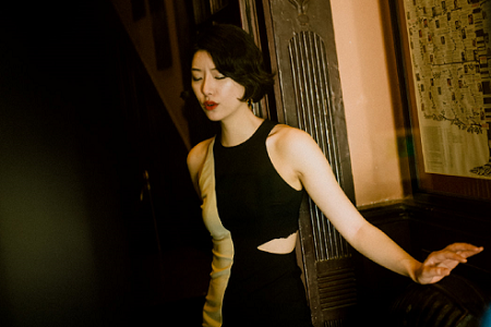 李亚鹏女友晒自拍王菲染绿发,旧爱新欢谁更出色?