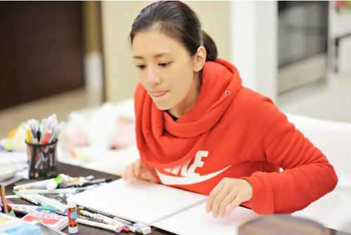 贾静雯和修杰楷女儿咘咘照片