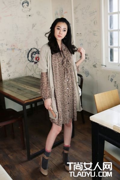 短袜配短裙体现女士性感温柔气质