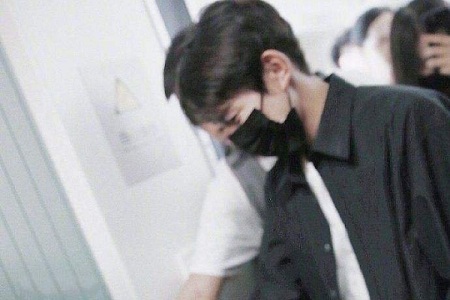 王源机场帮粉丝捡鞋,“水晶”鞋在手完全不嫌弃