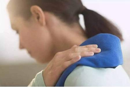 肩周炎是怎么引起的?这四个肩周炎的症状表现