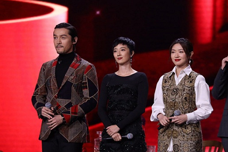 2019猫晚 易烊千玺胡歌型男罕见同框 霉霉激动得连唱三首歌