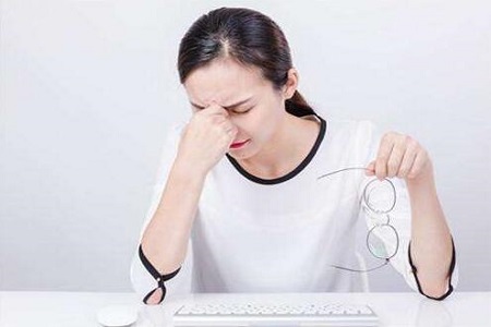 女性上班对电脑眼睛会吃不消，可以试试下面这几个方法