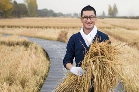 周杰捐献2万斤大米,网友:真不愧是有地的娱乐圈人