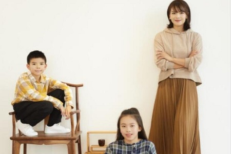 刘涛携儿女登封面,母子三人神韵相似,家庭关系坚不可摧