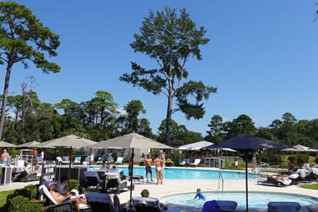 比伯海莉婚礼现场甜蜜照曝光，前女友赛琳娜用新歌灼热回应